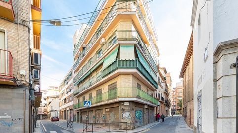 Venta de piso de 4 dormitorios y 2 baños en Granada Zona Centro