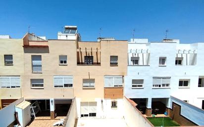 Vista exterior de Casa adosada en venda en Écija amb Aire condicionat, Terrassa i Piscina