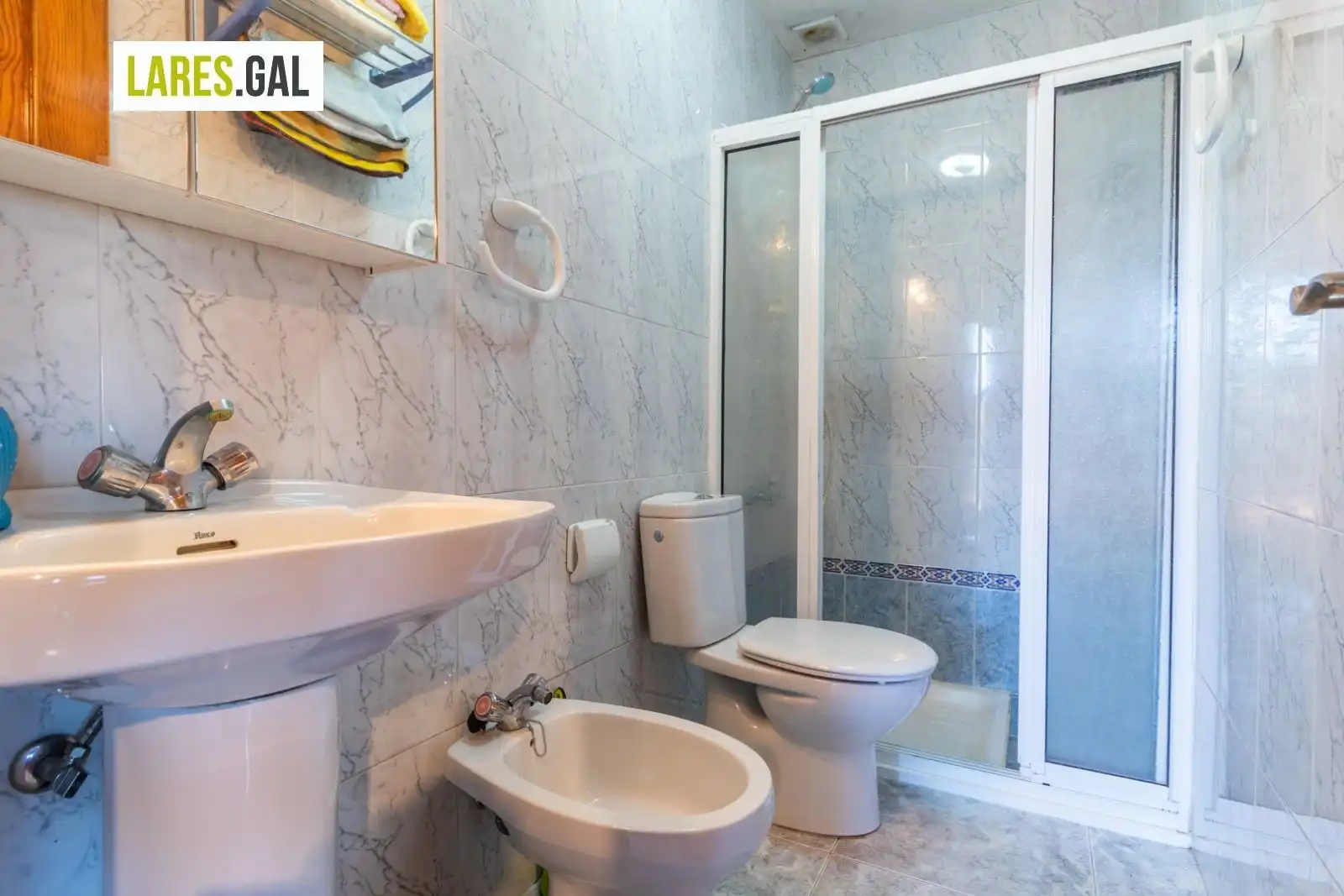 Bathroom of Flat for sale in Cangas   with Private garden, Terrace and Furnished