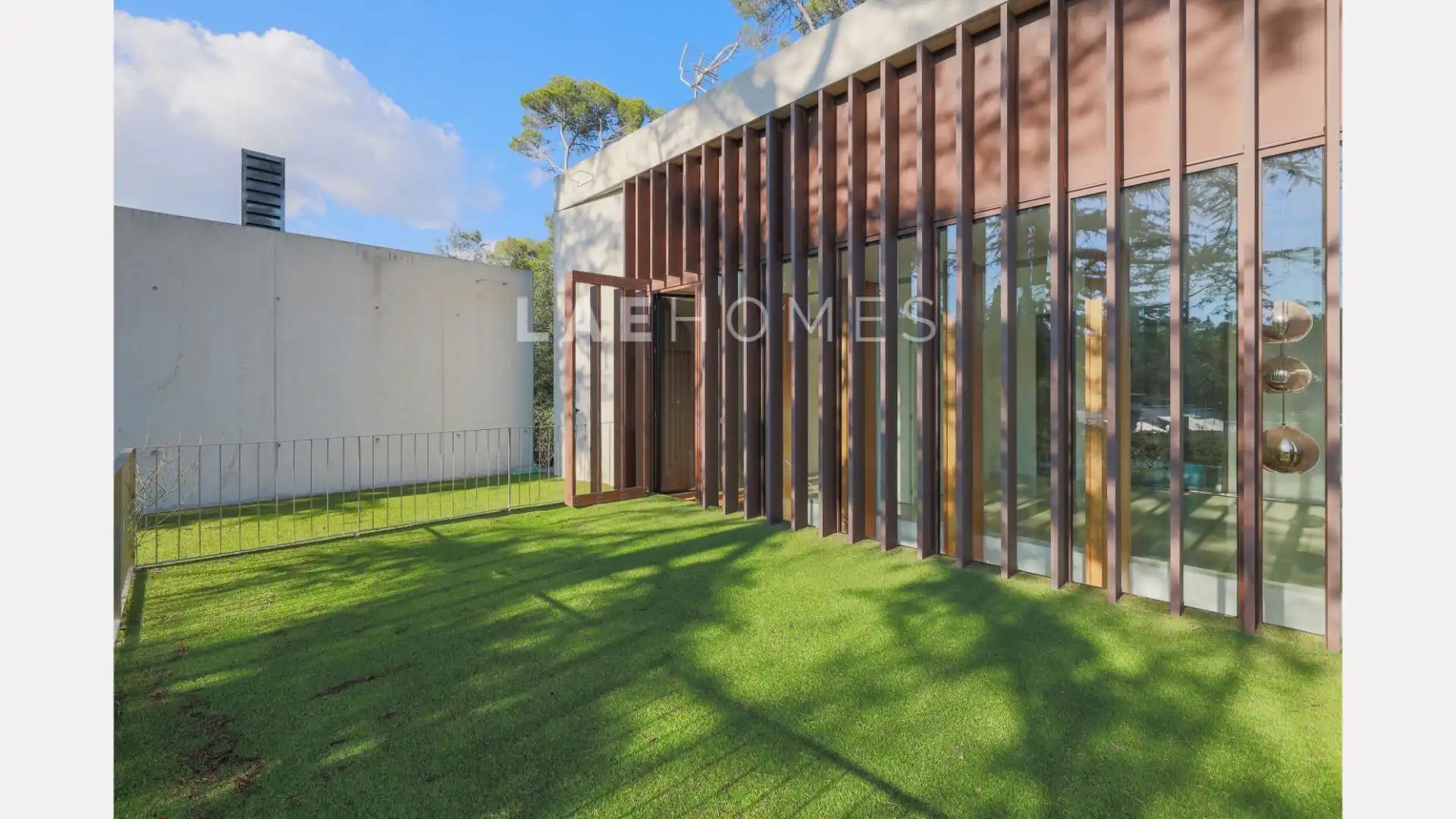 Vista exterior de Casa o chalet en venta en Sant Cugat del Vallès con Aire acondicionado, Calefacción y Jardín privado