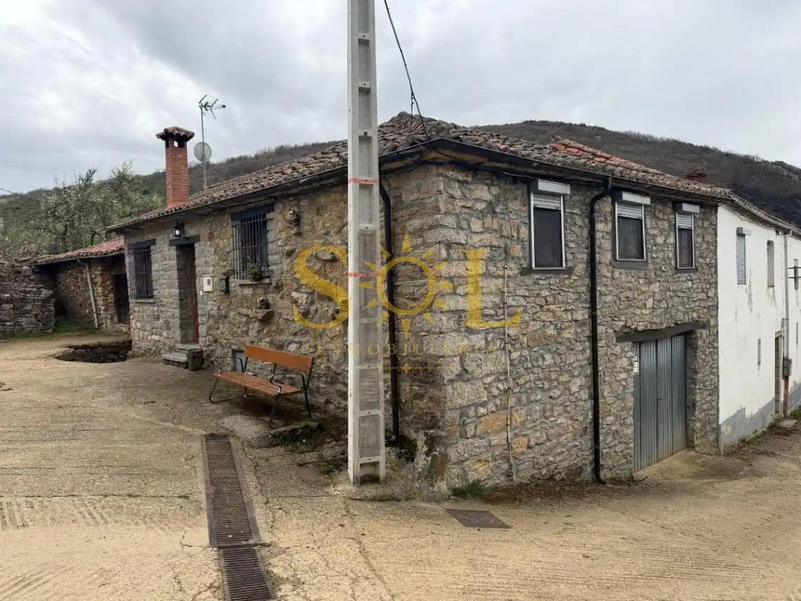 Vista exterior de Casa o xalet en venda en Los Barrios de Luna  amb Calefacció i Moblat