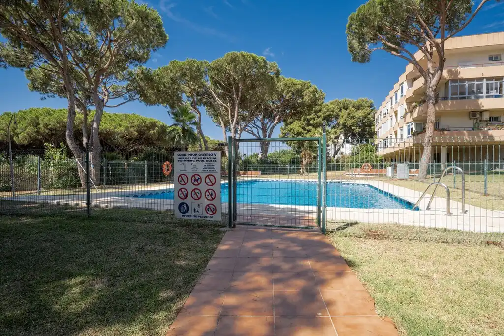 Apartamento con piscina en venta en Calahonda, imagen 13
