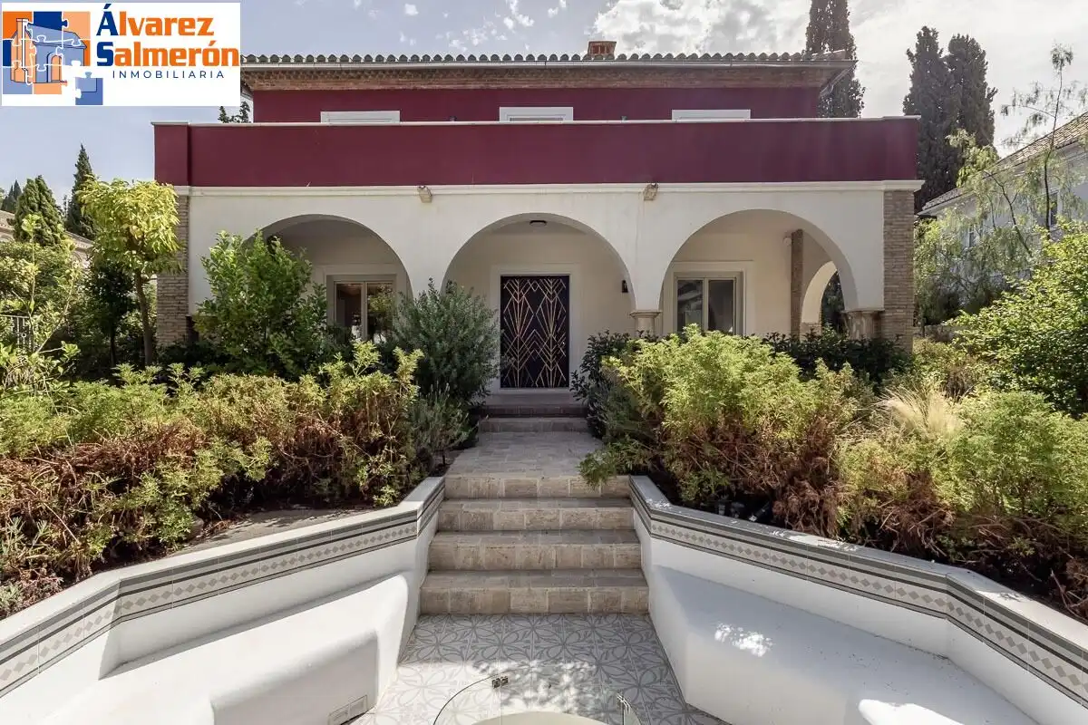 Vista exterior de Casa o xalet en venda en Granada amb Aire condicionat, Jardí privat i Terrassa