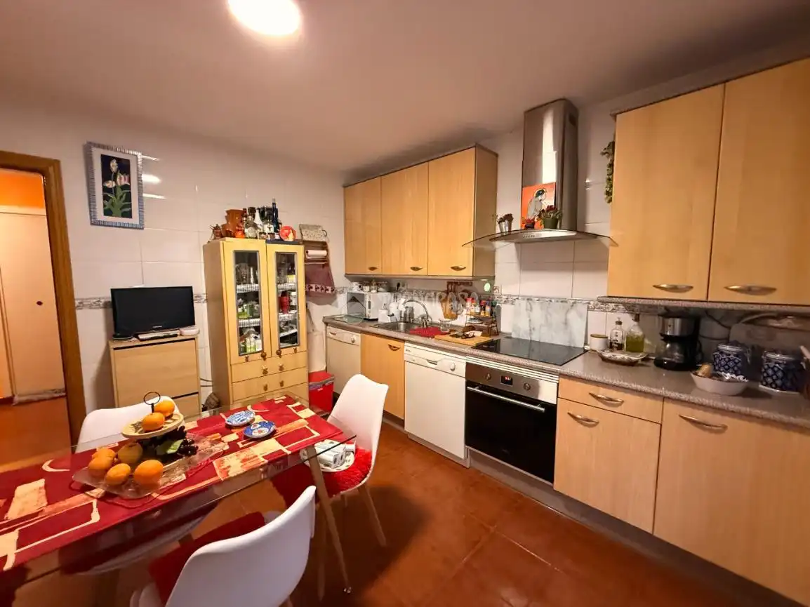 Küche von Einfamilien-Reihenhaus zum Verkauf in Torrejón del Rey mit Klimaanlage, Heizung und Privatgarten