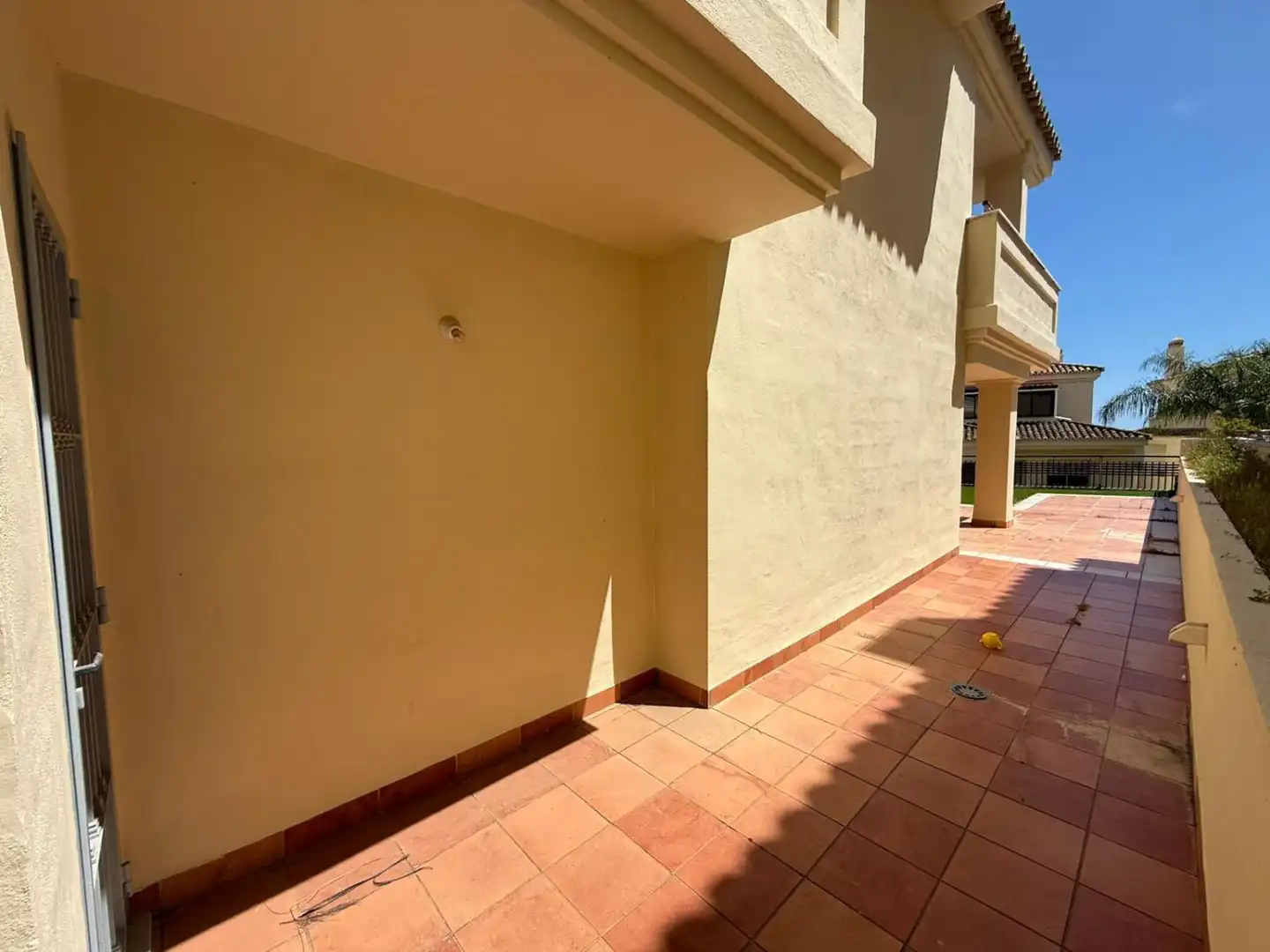 Vista exterior de Piso en venta en Marbella con Calefacción, Terraza y Piscina comunitaria