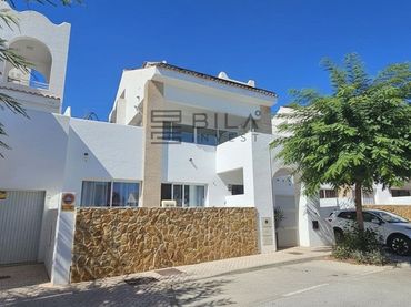 Xalet amb piscina en venda a de la Estacion