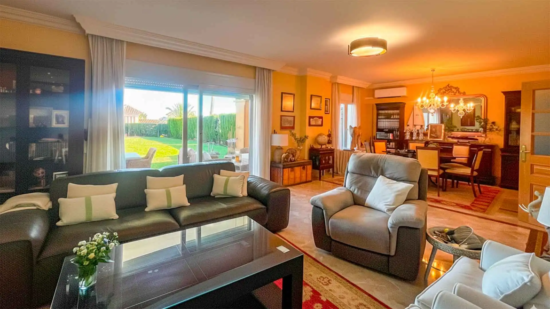 Sala d'estar de Casa adosada en venda en Marbella amb Aire condicionat, Jardí privat i Terrassa