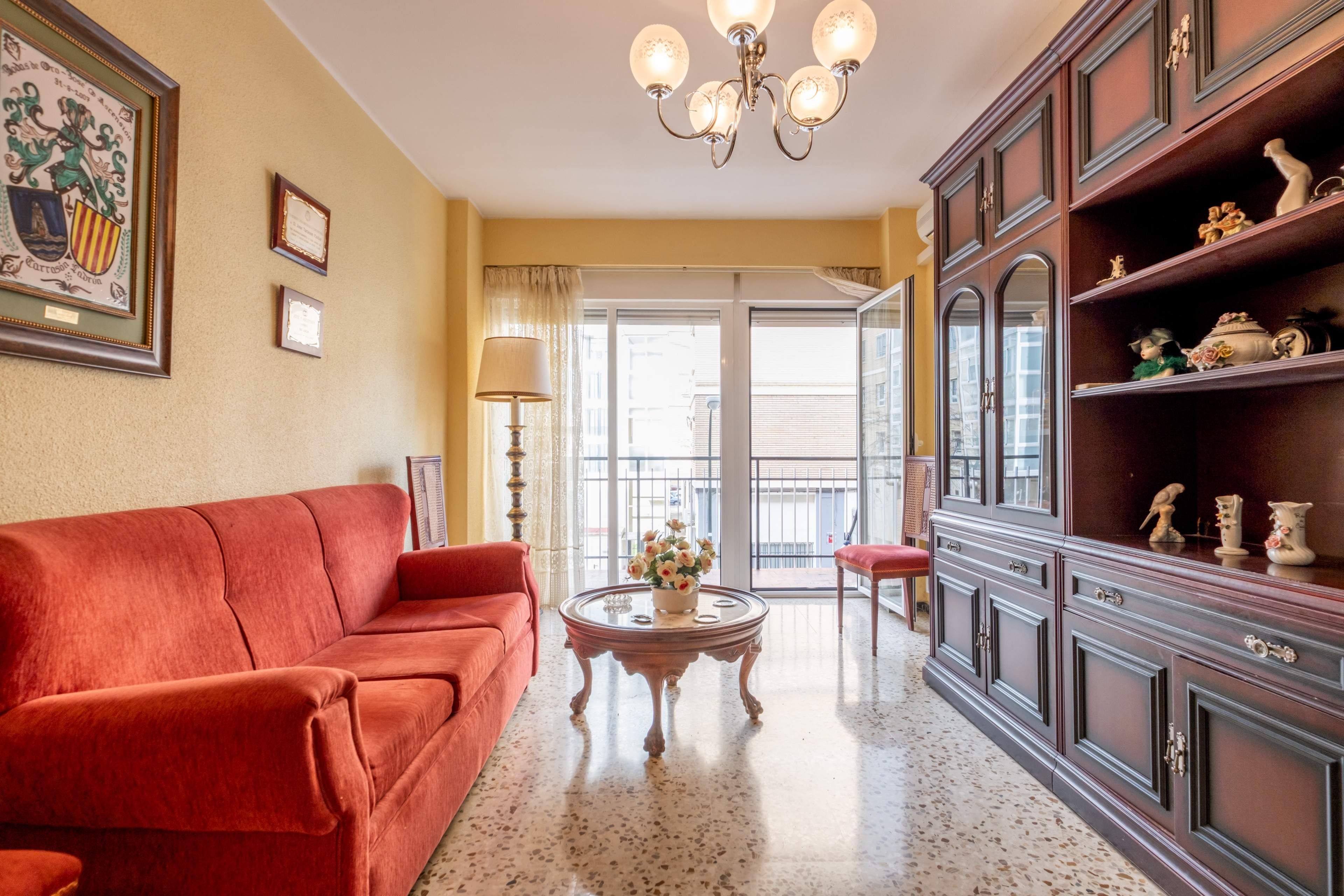 Sala d'estar de Pis de lloguer en  Zaragoza Capital amb Aire condicionat, Terrassa i Moblat