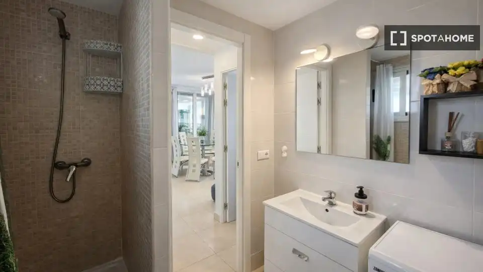 Bathroom of Apartments for share in Benidorm  with Air Conditioner, Terrace and Furnished