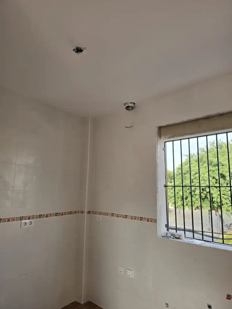 Badezimmer von Dachboden zur Miete in Bollullos de la Mitación mit Waschmaschine und Balkon
