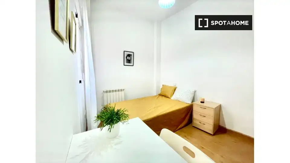 Bedroom of Flat for rent in Madrid  with Air Conditioner, Heating and Furnished