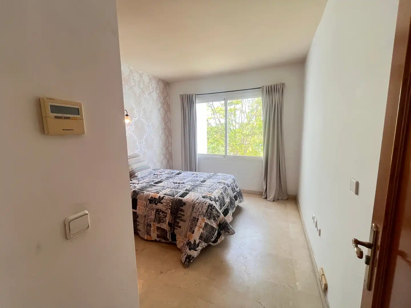 Dormitori de Casa adosada en venda en Marbella amb Jardí privat, Terrassa i Moblat