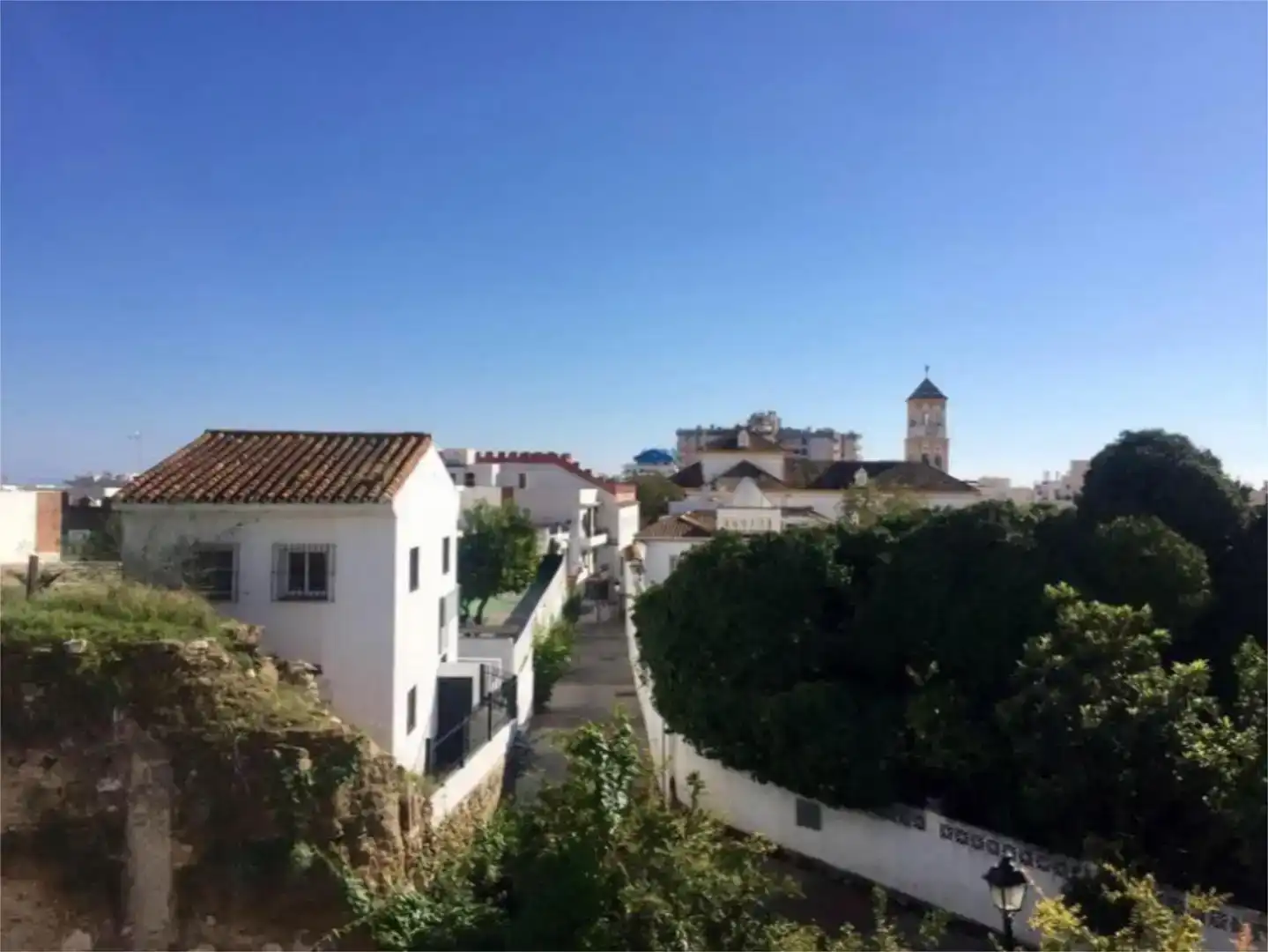 Vista exterior de Casa adosada en venda en Marbella amb Balcó