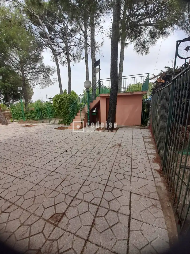 Aparcament de Casa o xalet en venda en Valdaracete amb Calefacció, Jardí privat i Terrassa