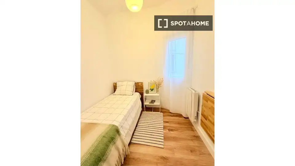 Habitación de Piso de alquiler en Madrid con Aire acondicionado, Calefacción y Amueblado