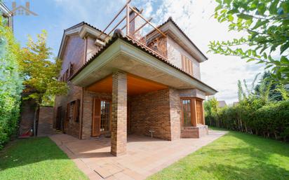 Vista exterior de Casa o xalet en venda en Las Rozas de Madrid amb Aire condicionat, Calefacció i Jardí privat