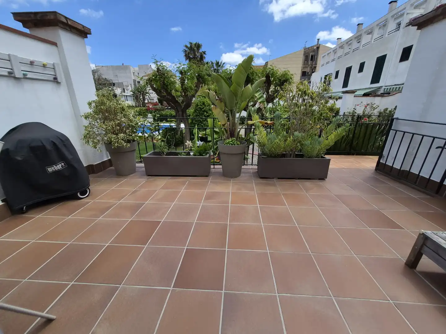 Terrasse von Einfamilien-Reihenhaus zum Verkauf in Calella mit Klimaanlage, Heizung und Privatgarten