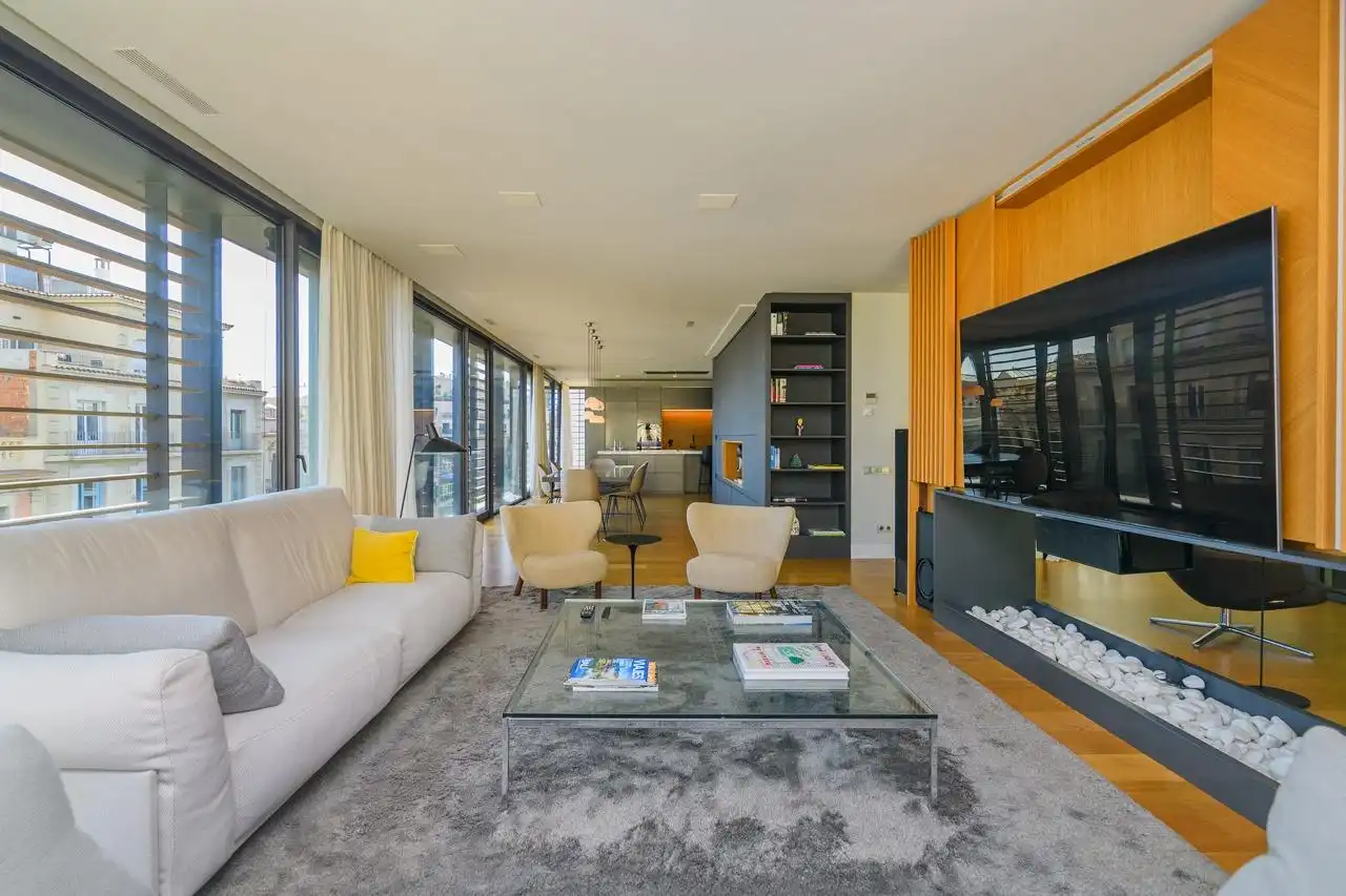 Wohnzimmer von Dachboden zum Verkauf in Barcelona mit Klimaanlage, Heizung und Terrasse