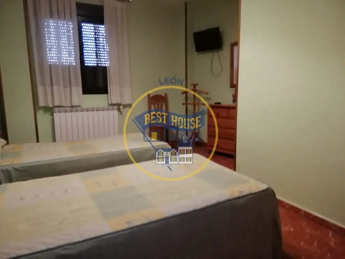 Dormitori de Edifici en venda en El Burgo Ranero  amb Alarma