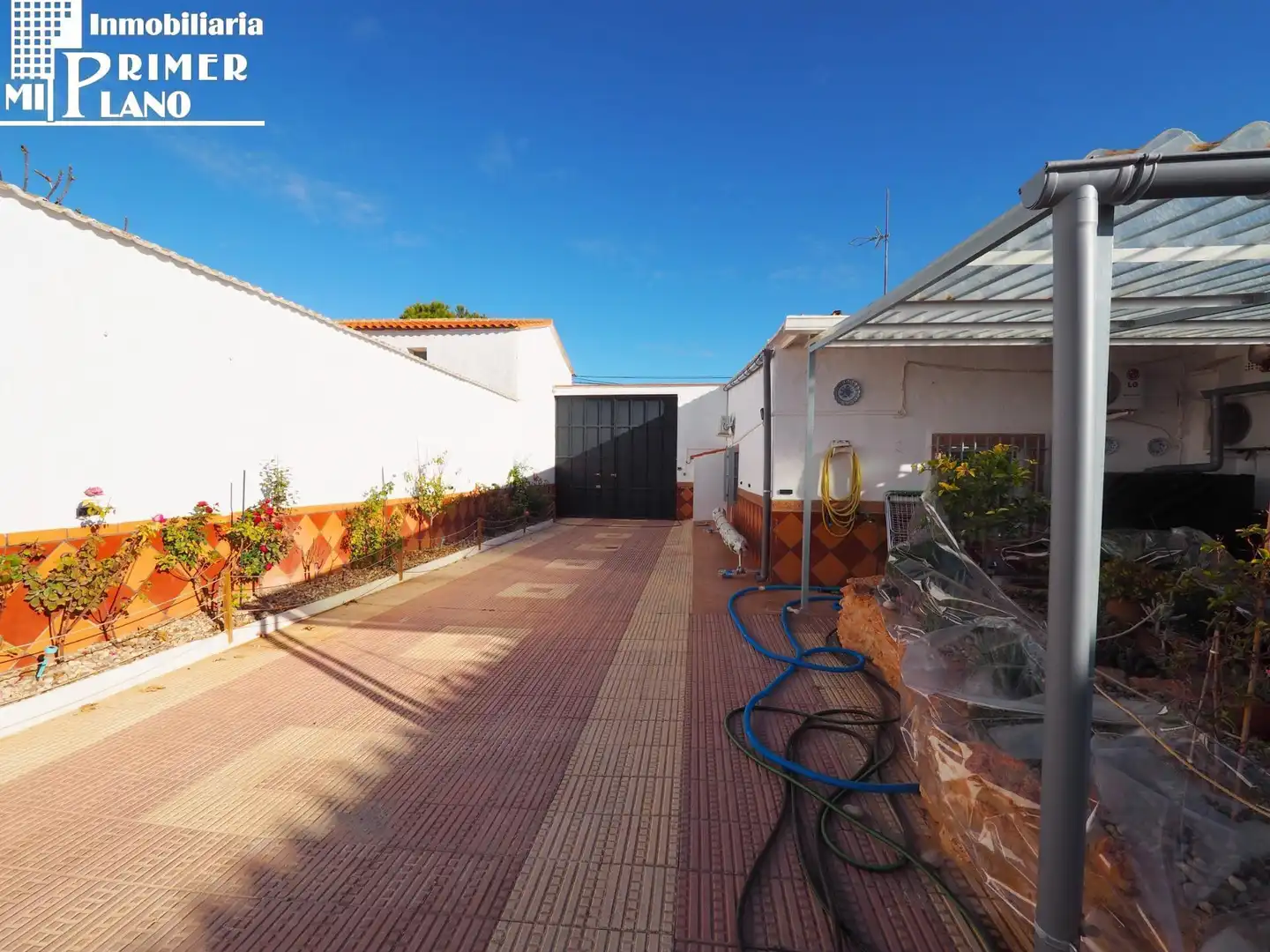Vista exterior de Casa o xalet en venda en Alcázar de San Juan amb Aire condicionat, Traster i Piscina