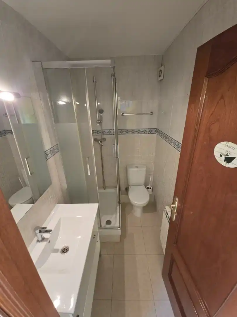 Badezimmer von Einfamilien-Reihenhaus zum Verkauf in Mataró mit Klimaanlage und Balkon