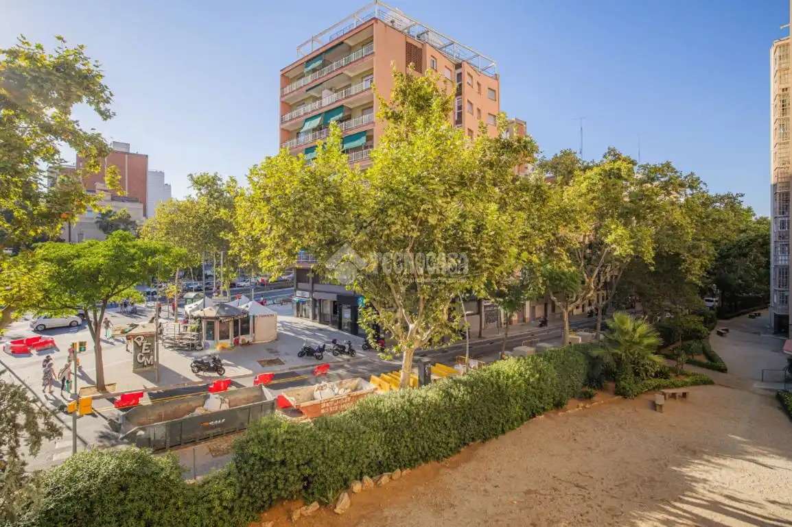 Vista exterior de Piso en venta en Barcelona con Balcón