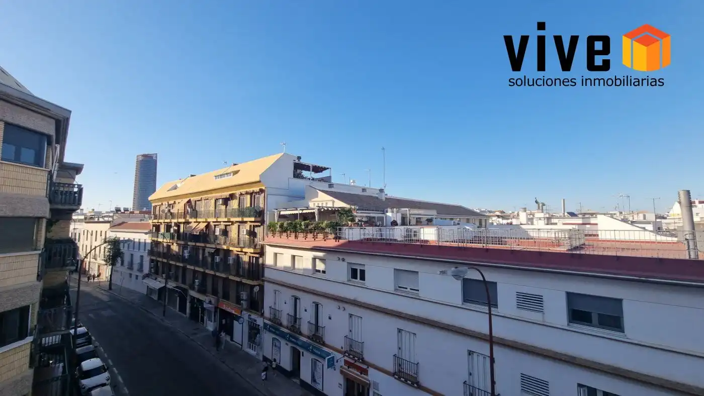 Außenansicht von Wohnung zur Miete in Sevilla mit Klimaanlage, Terrasse und Abstellraum