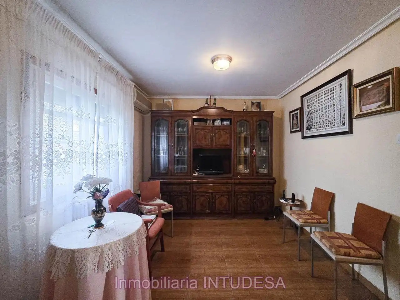 Sala d'estar de Casa adosada en venda en Lourdes
