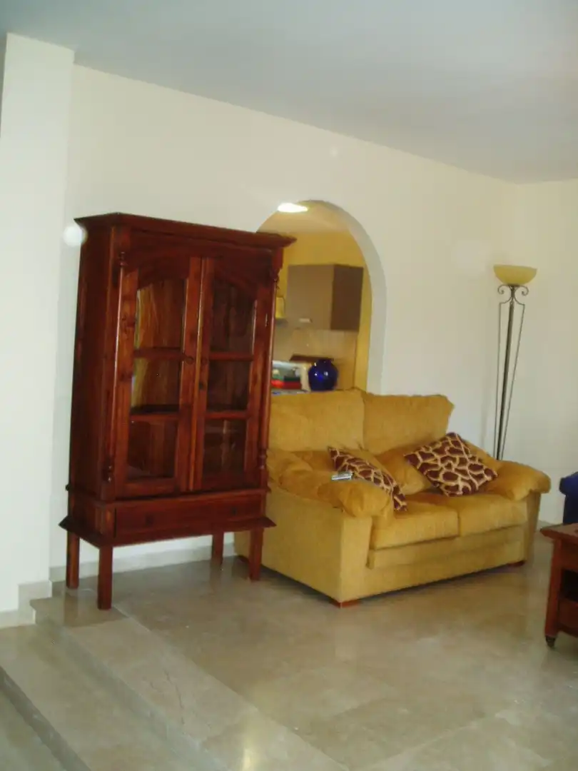Sala d'estar de Casa adosada en venda en Estepona amb Aire condicionat, Terrassa i TV