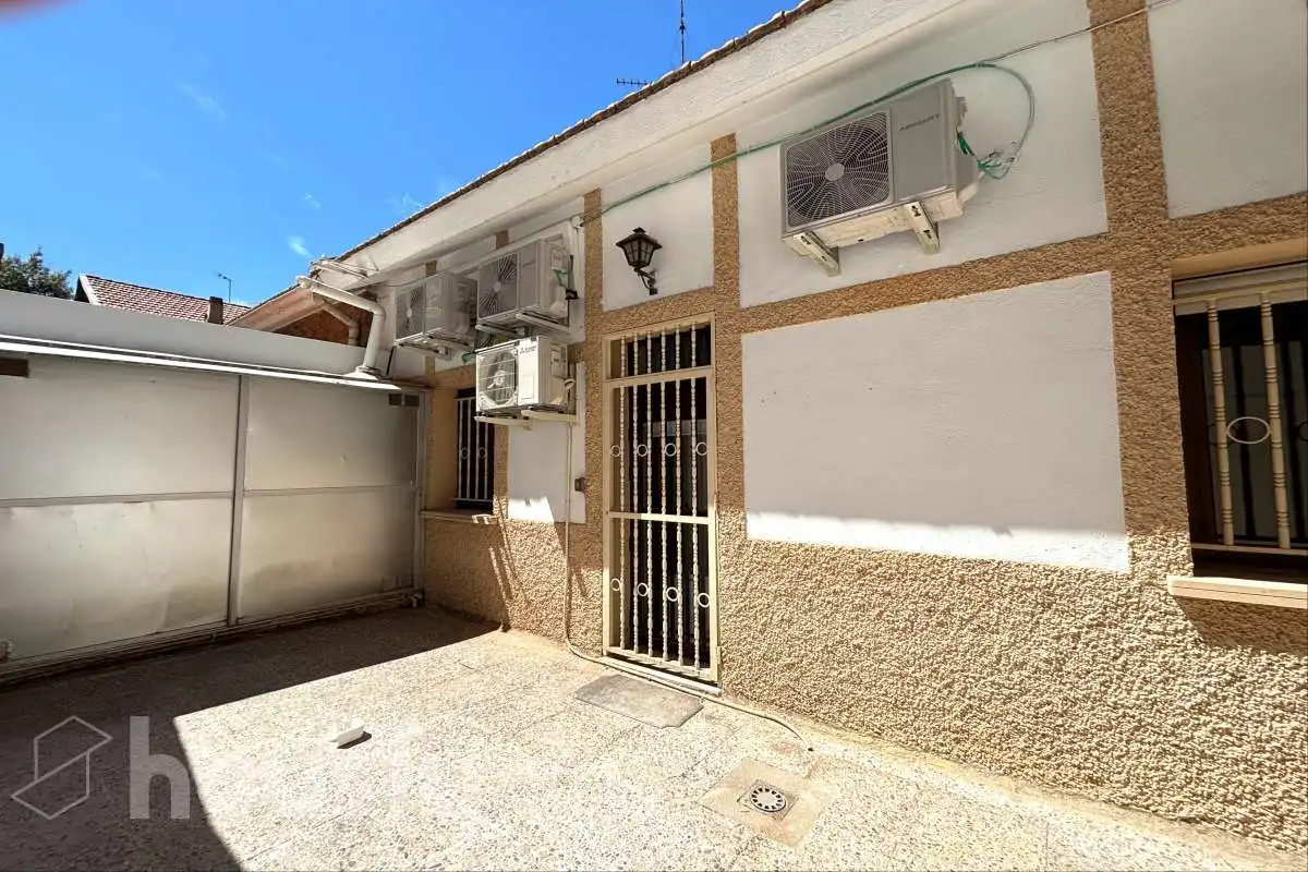 Vista exterior de Casa o chalet de alquiler en Madrid con Aire acondicionado, Calefacción y Jardín privado