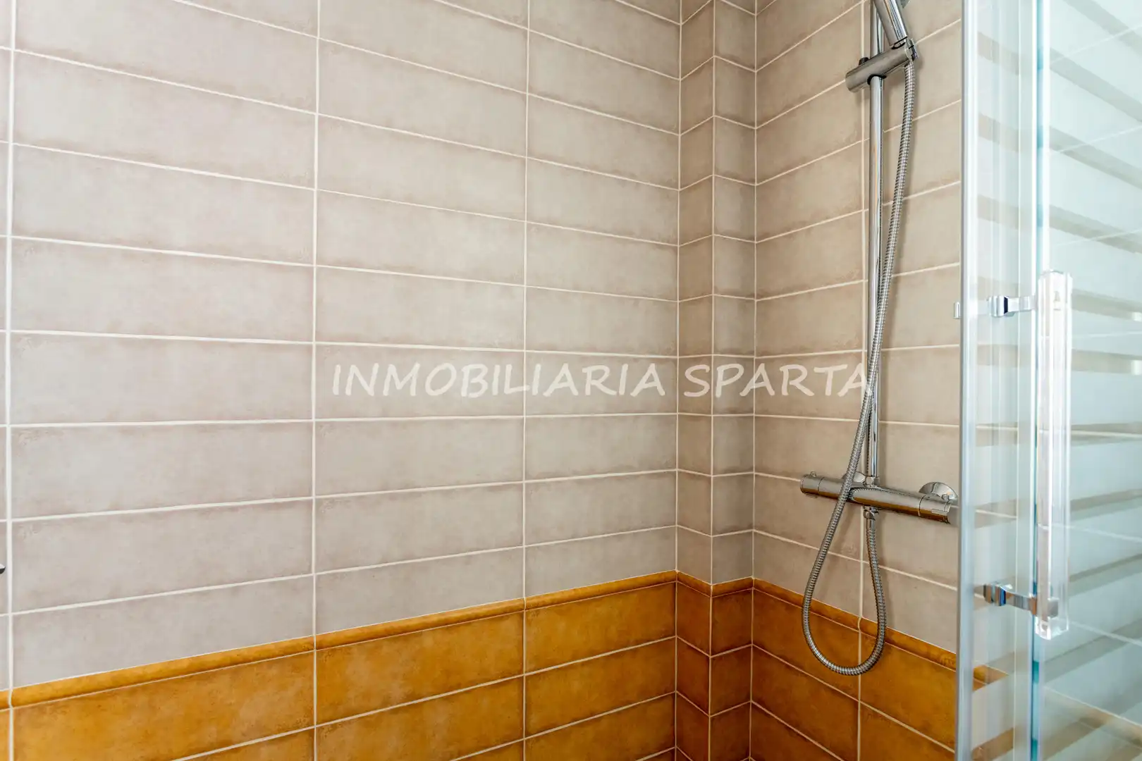 Baño de Casa adosada en venta en Villanueva del Ariscal con Aire acondicionado, Calefacción y Jardín privado