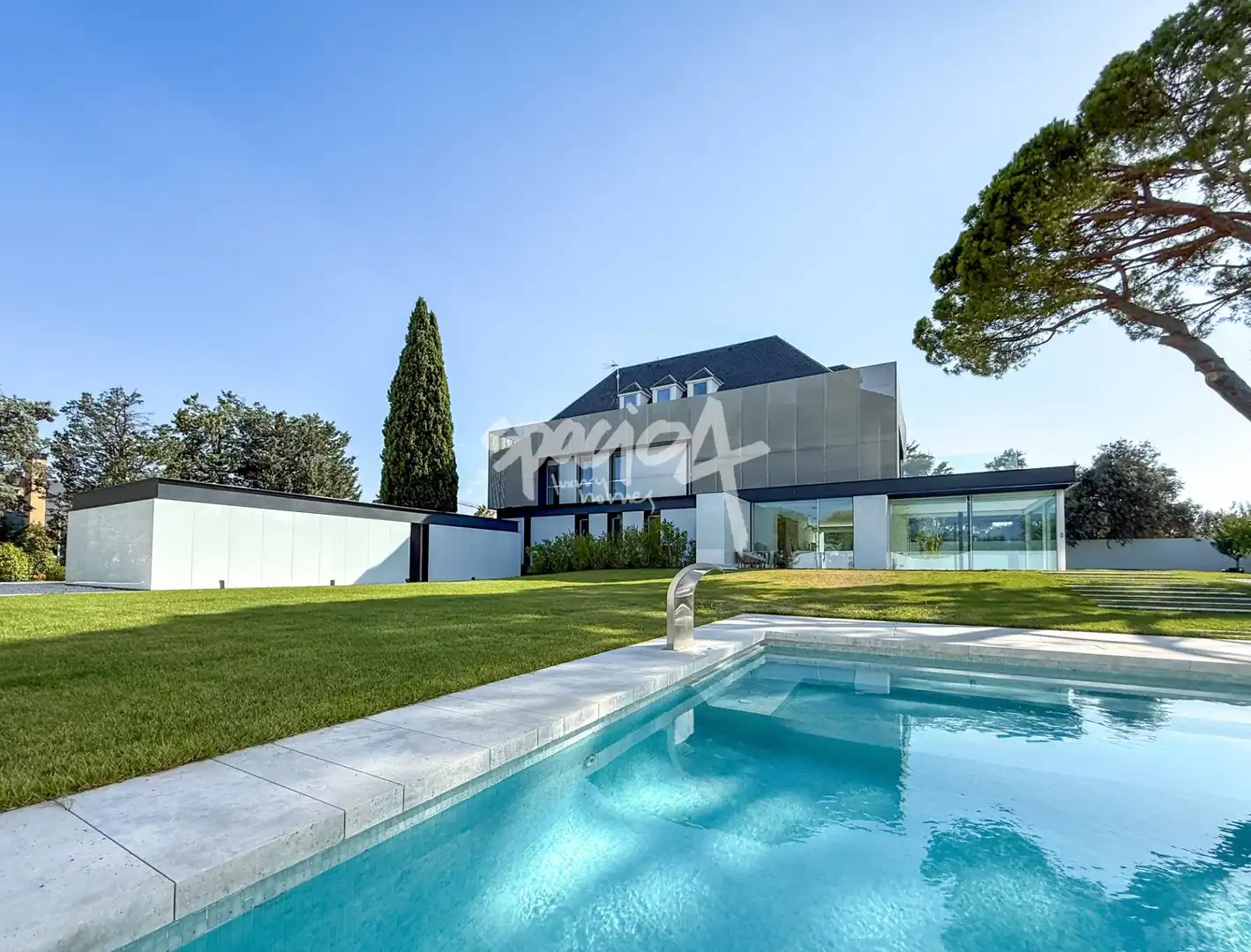 Vista exterior de Casa o chalet en venta en Pozuelo de Alarcón con Aire acondicionado, Calefacción y Jardín privado