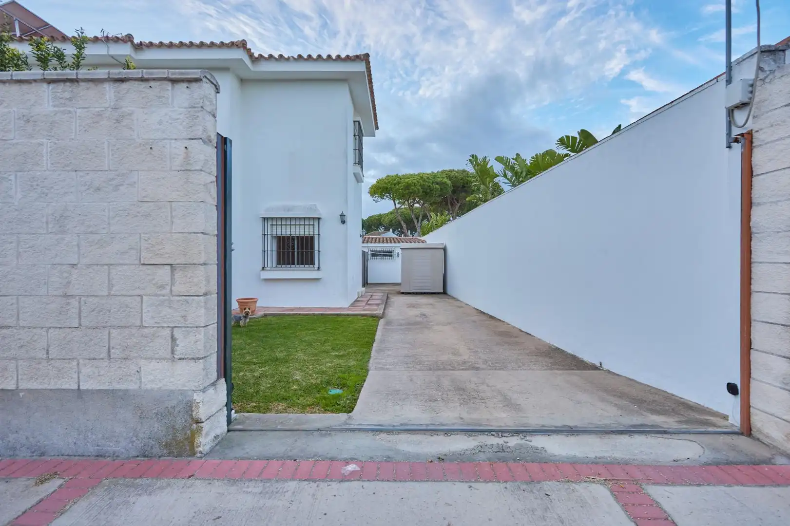 Vista exterior de Casa o xalet en venda en El Puerto de Santa María amb Jardí privat i Piscina comunitària