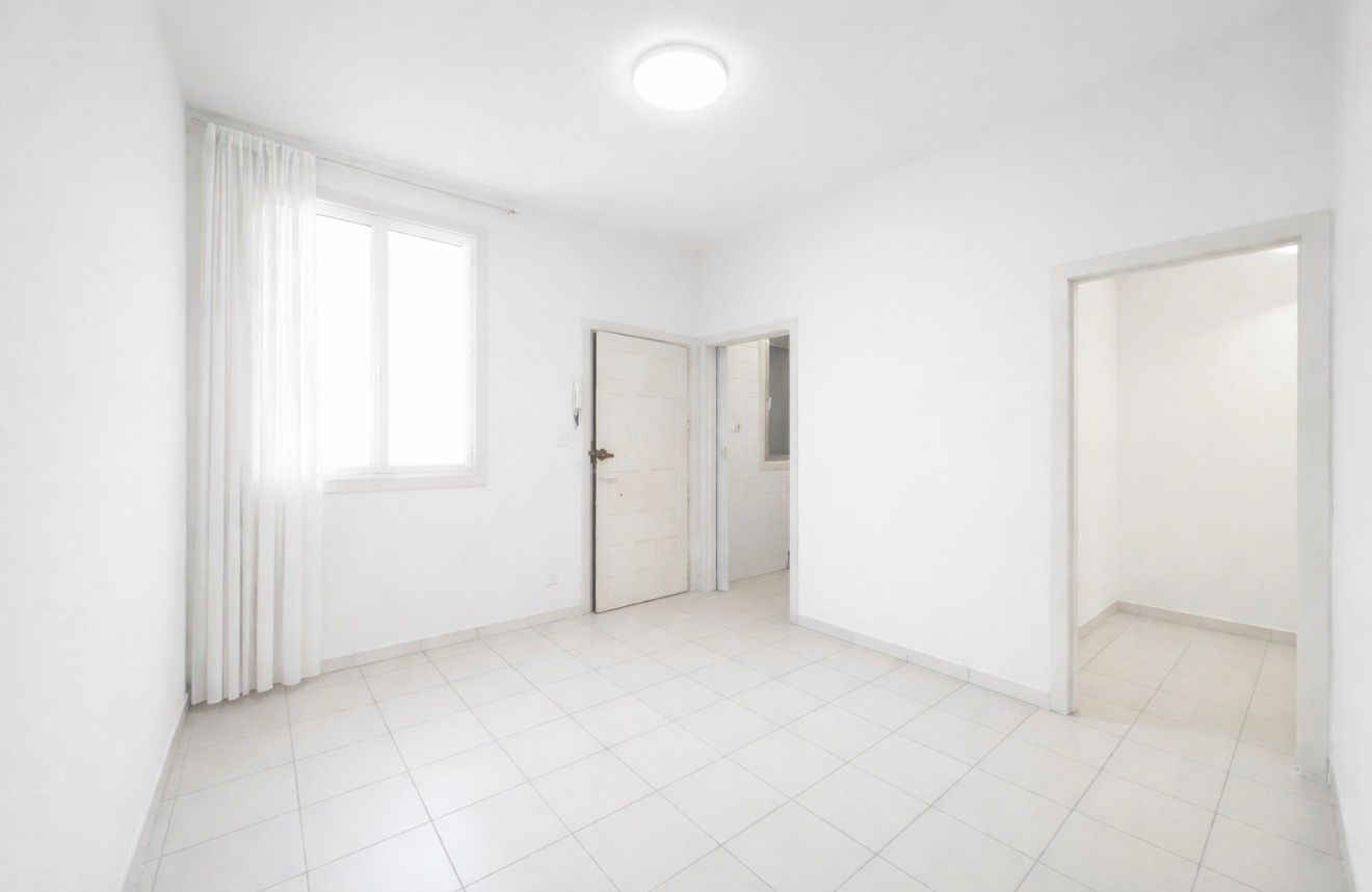 Piso en venta en Calle del Amparo, Embajadores - Lavapiés, Centro