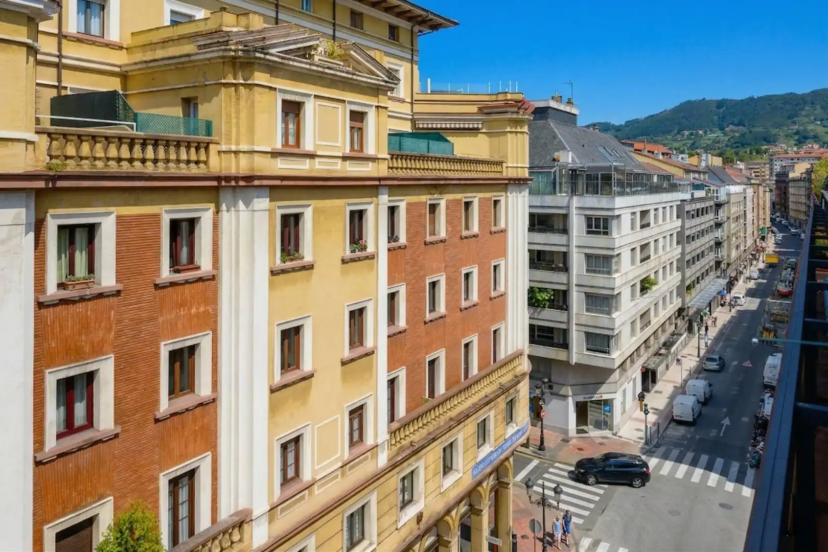 Vista exterior de Àtic en venda en Oviedo  amb Calefacció, Terrassa i Traster