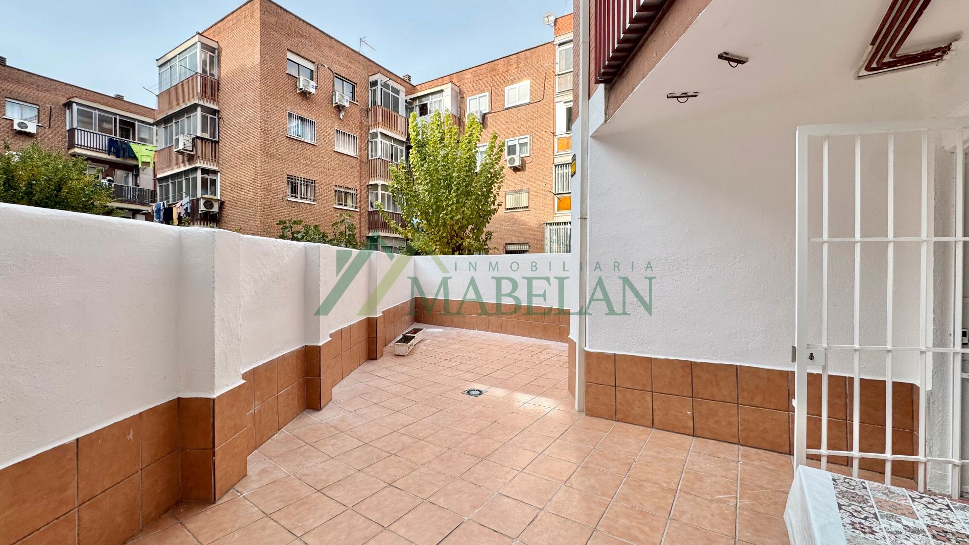 Exterior view of Premises for sale in  Madrid Capital  with Heating, Terrace and Alarm