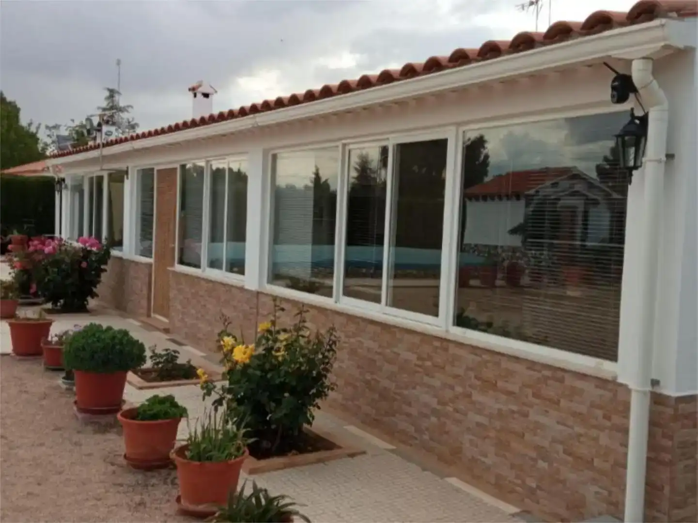 Vista exterior de Pis en venda en Villarrobledo amb Jardí privat, Traster i Piscina