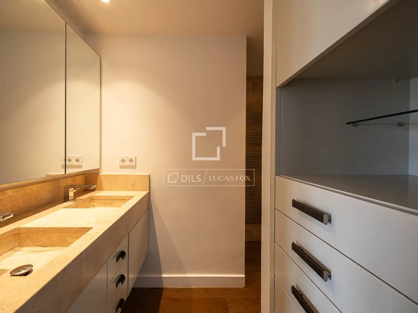 Badezimmer von Dachboden zum Verkauf in Barcelona mit Klimaanlage, Terrasse und Balkon