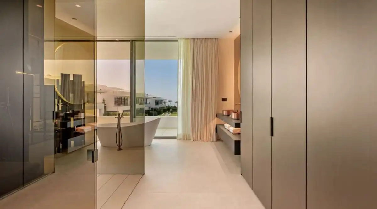 Badezimmer von Haus oder Chalet zum Verkauf in Marbella mit Klimaanlage, Privatgarten und Terrasse