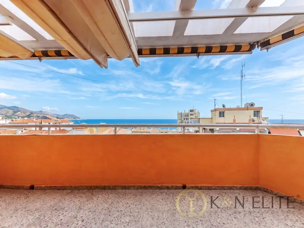 Vista exterior de Àtic en venda en El Campello amb Jardí privat, Terrassa i Piscina