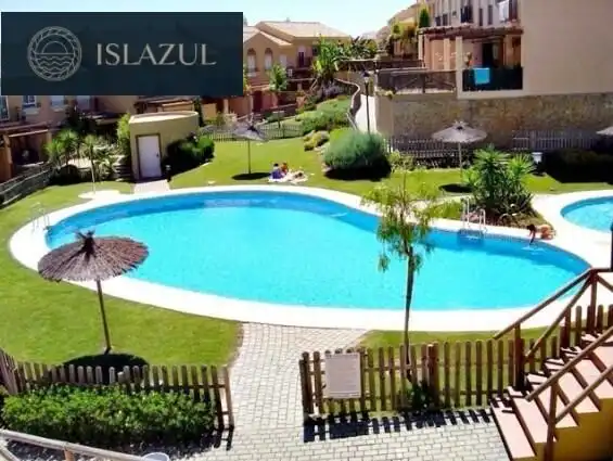 Schwimmbecken von Einfamilien-Reihenhaus zum Verkauf in Islantilla mit Privatgarten, Terrasse und Abstellraum