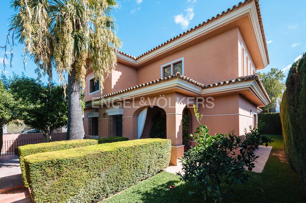 Vista exterior de Casa o xalet en venda en Bormujos amb Aire condicionat, Calefacció i Jardí privat