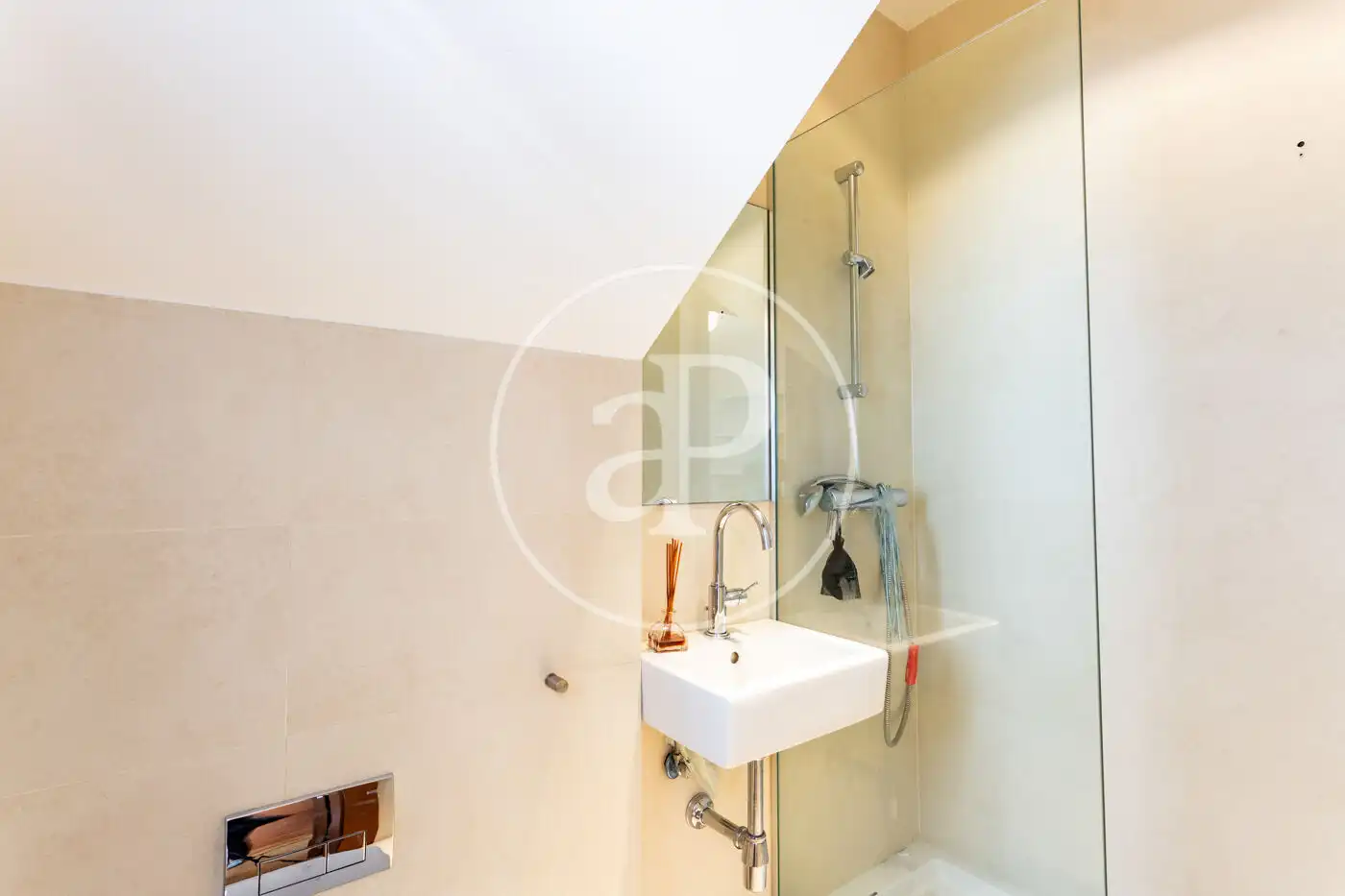 Badezimmer von Dachboden zur Miete in Barcelona mit Klimaanlage, Heizung und Terrasse