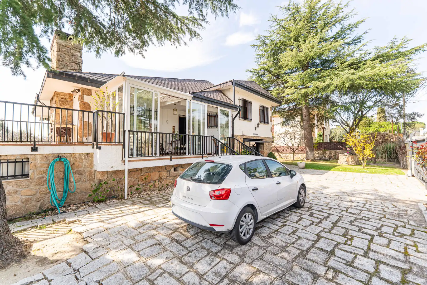 Exterior view of Houses for sale in Alpedrete  with Furnished