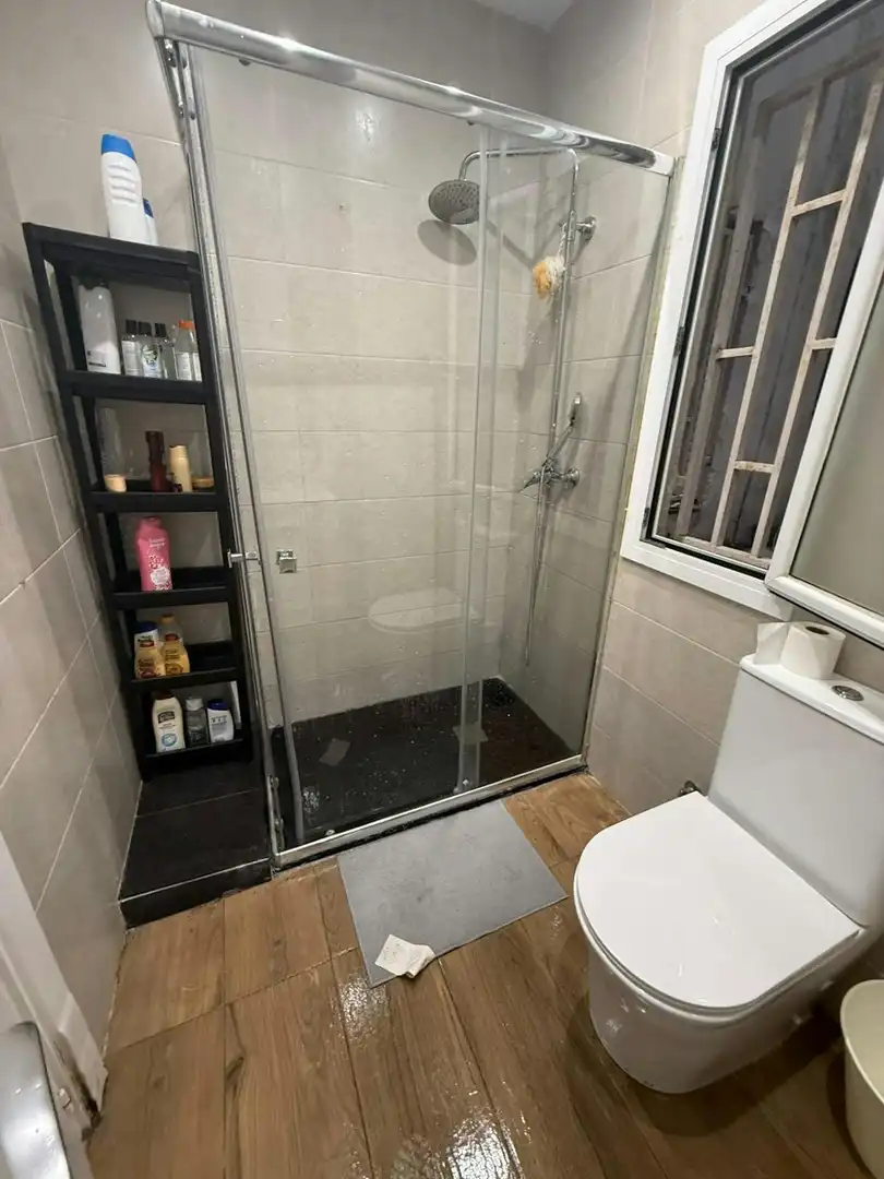 Badezimmer von Wohnung zur untervermieten in Badalona mit Möbliert und Waschmaschine