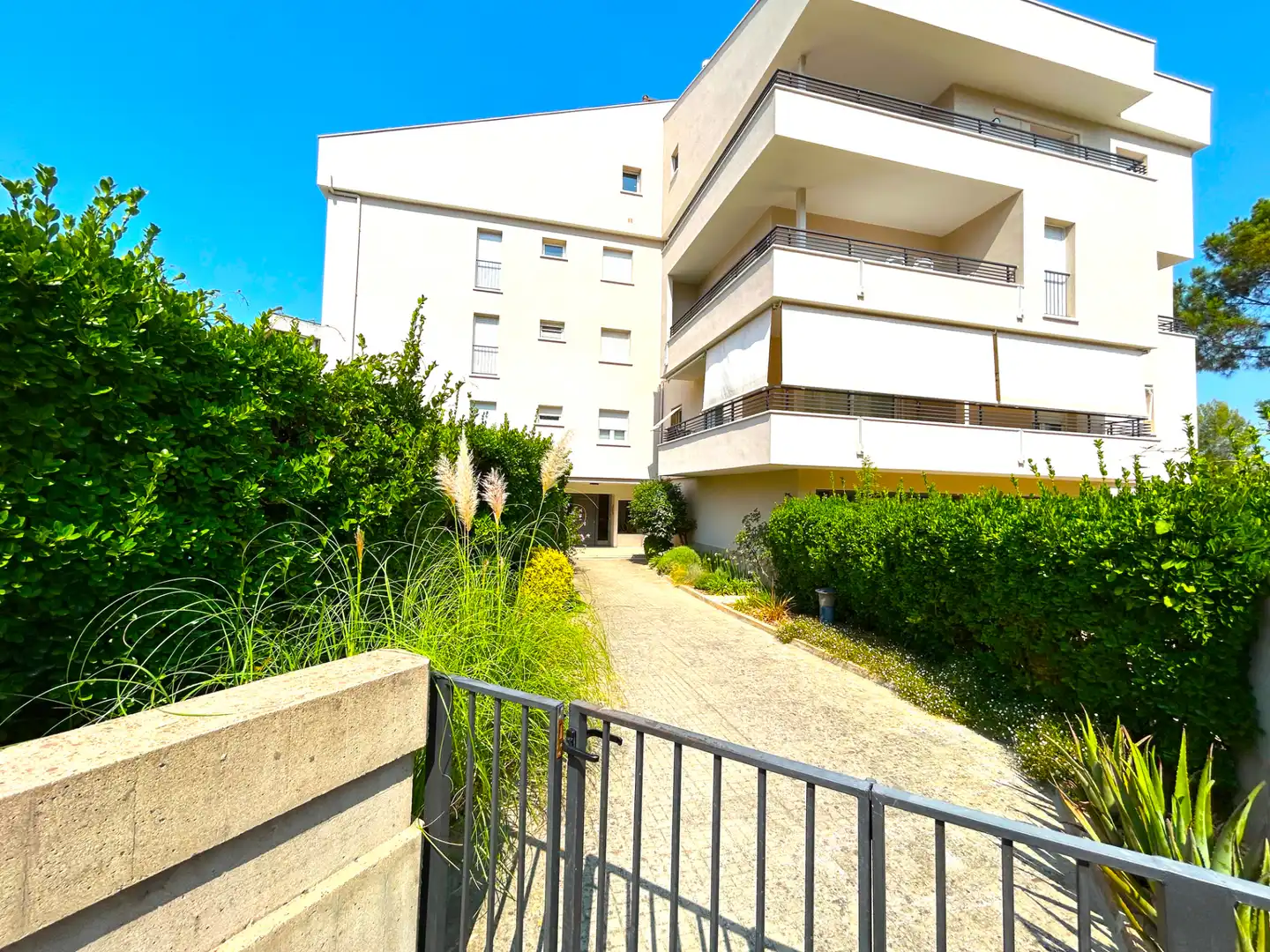 Vista exterior de Àtic en venda en Girona amb Aire condicionat, Calefacció i Parquet