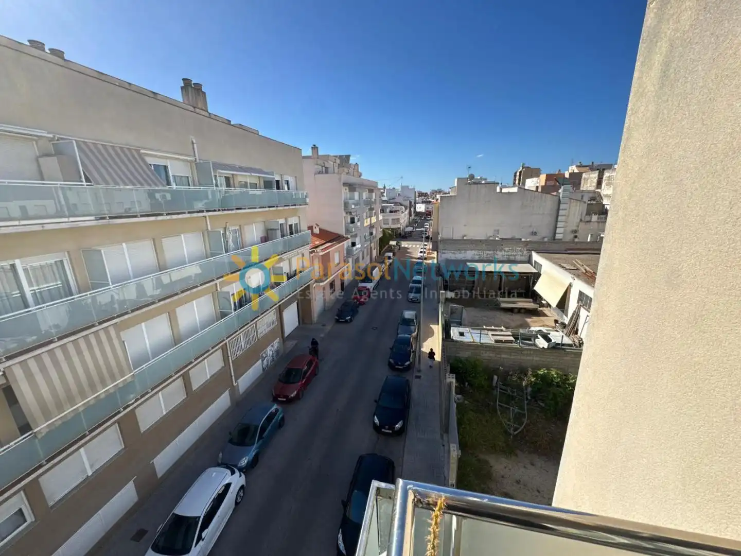 Vista exterior de Piso de alquiler en Oliva con Amueblado y Balcón