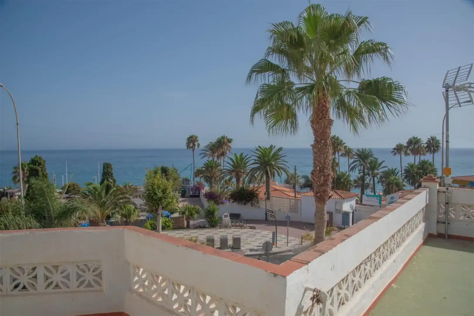 Vista exterior de Casa o xalet de lloguer en Nerja amb Aire condicionat, Jardí privat i Traster