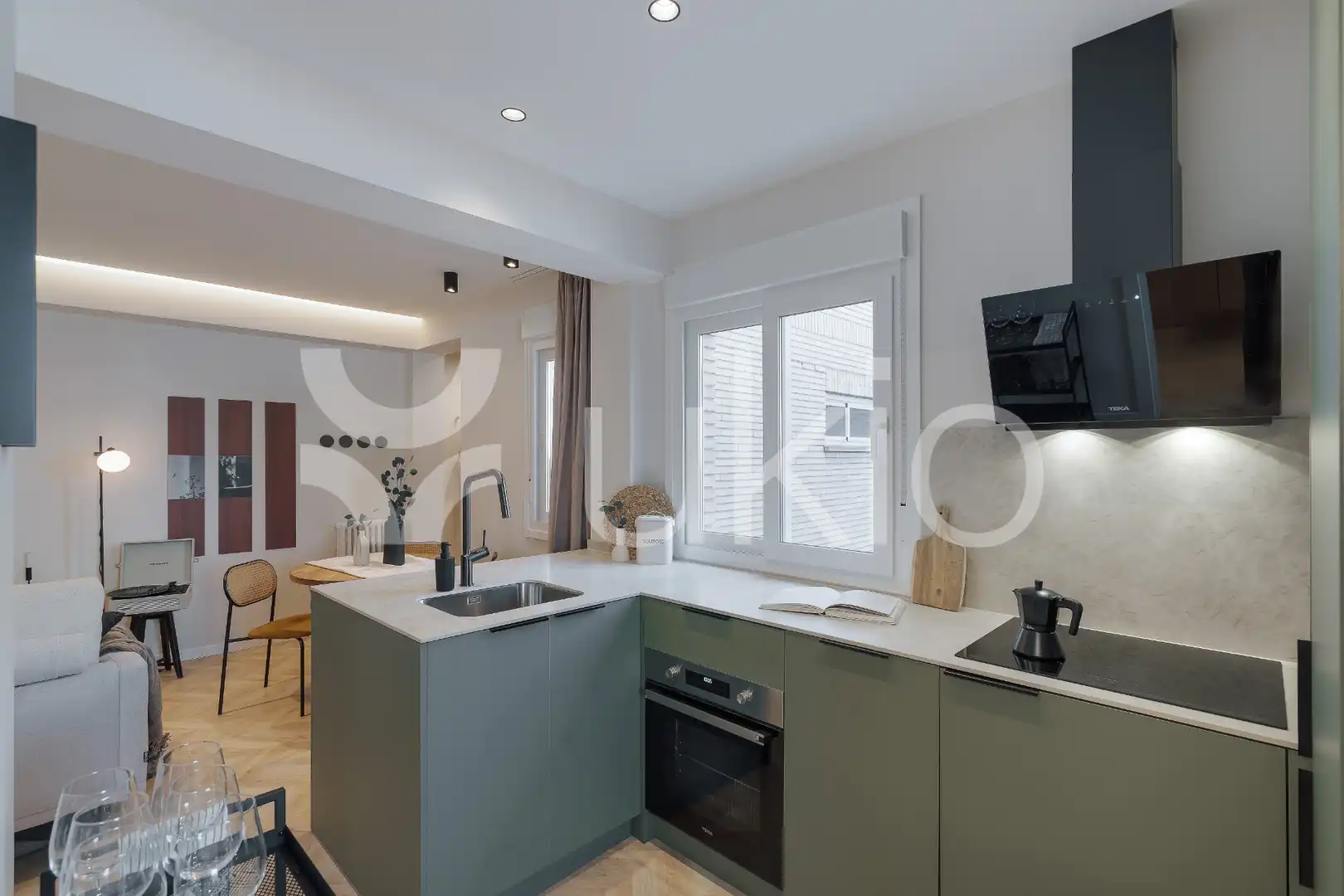 Cuina de Apartament de lloguer en Madrid amb Aire condicionat, Calefacció i Moblat