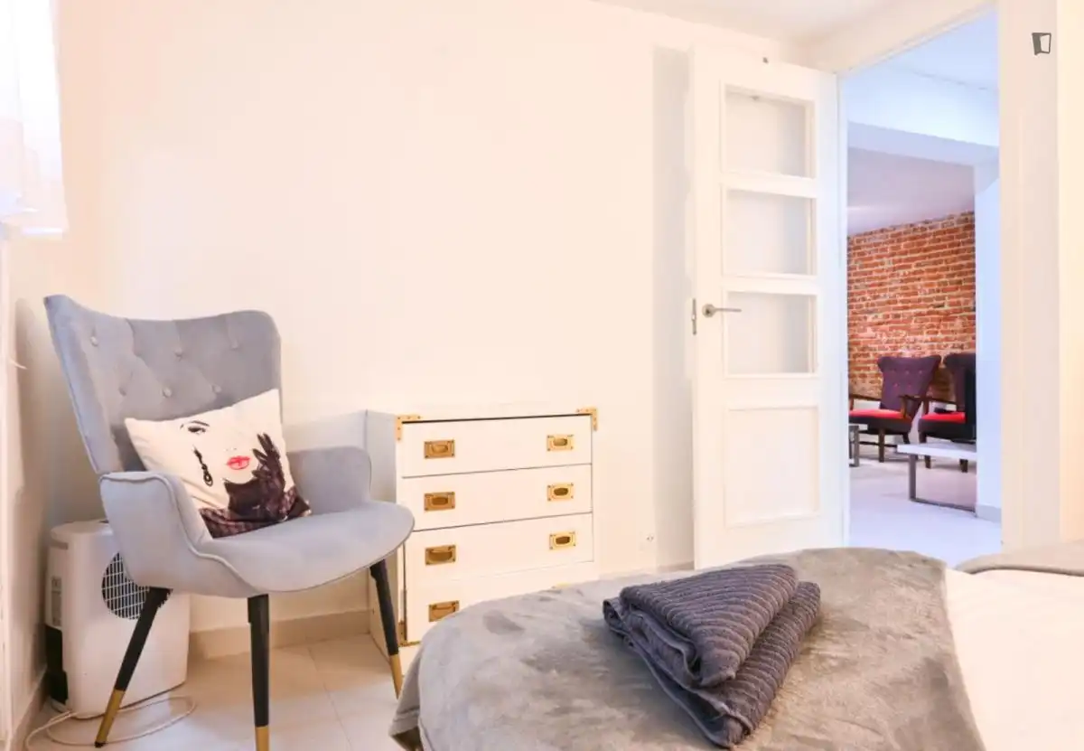 Dormitori de Apartament de lloguer en Madrid amb Calefacció, Moblat i Forn